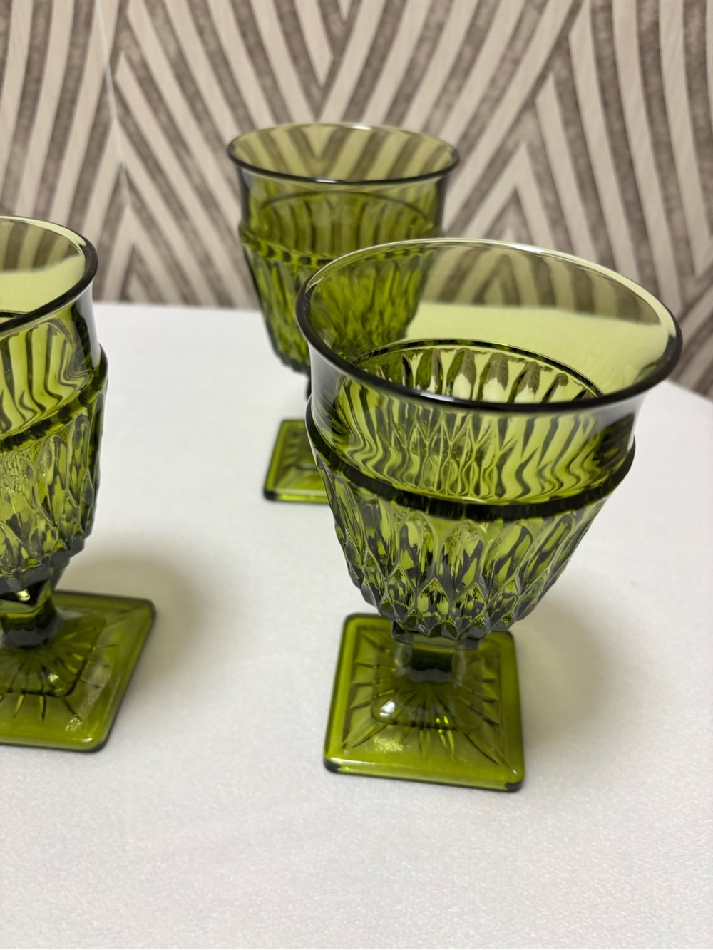 Four vintage olive green glass goblets square base - Picture 3 of 12